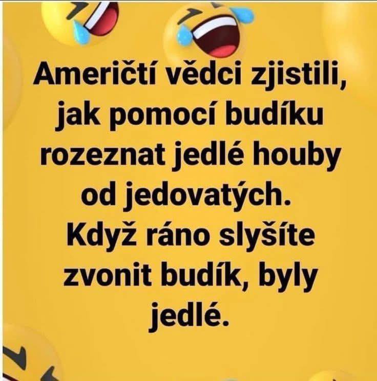 Vtipná poznámka s emotikonmi o tom, ako budík pomáha rozpoznať jedlé huby od jedovatých.