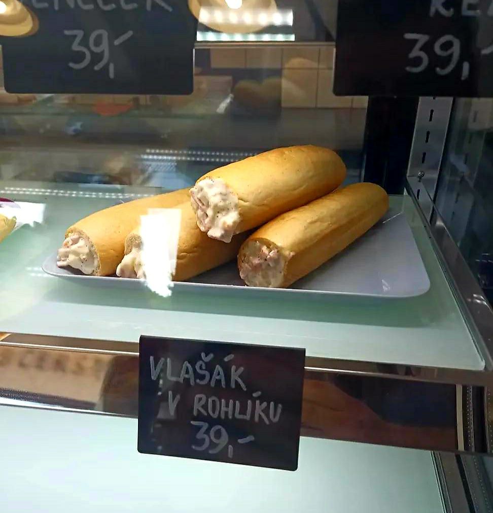 Tri rožky s lahodným šalátom v ponuke za 39 korun v chladenej vitríne pekárne.