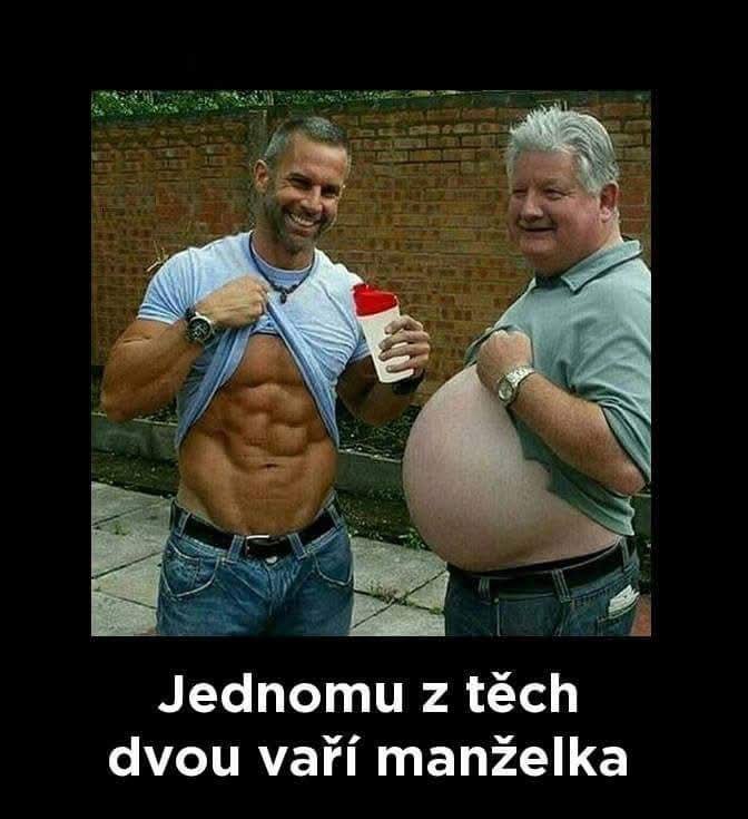 Dva muži s odhalenými bruchami, jeden svalnatý a druhý s guľatým bruchom, s humorom o manželskej kuchyni.