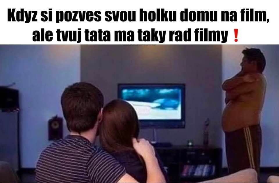 Pár sleduje film v obývačke, ale otec stojí vedľa a pozerá na televíziu tiež.