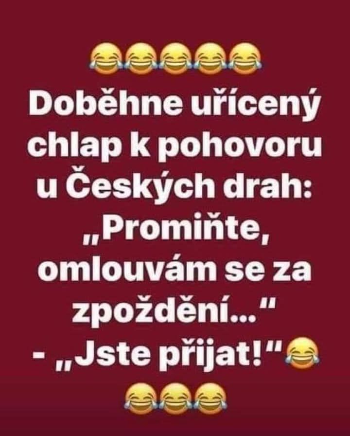 Vtipný pohovor u Českých dráh: „Promiňte za zpoždění.“ Personalista odpovídá: „Jste přijat!“ Smajlíky smíchu.
