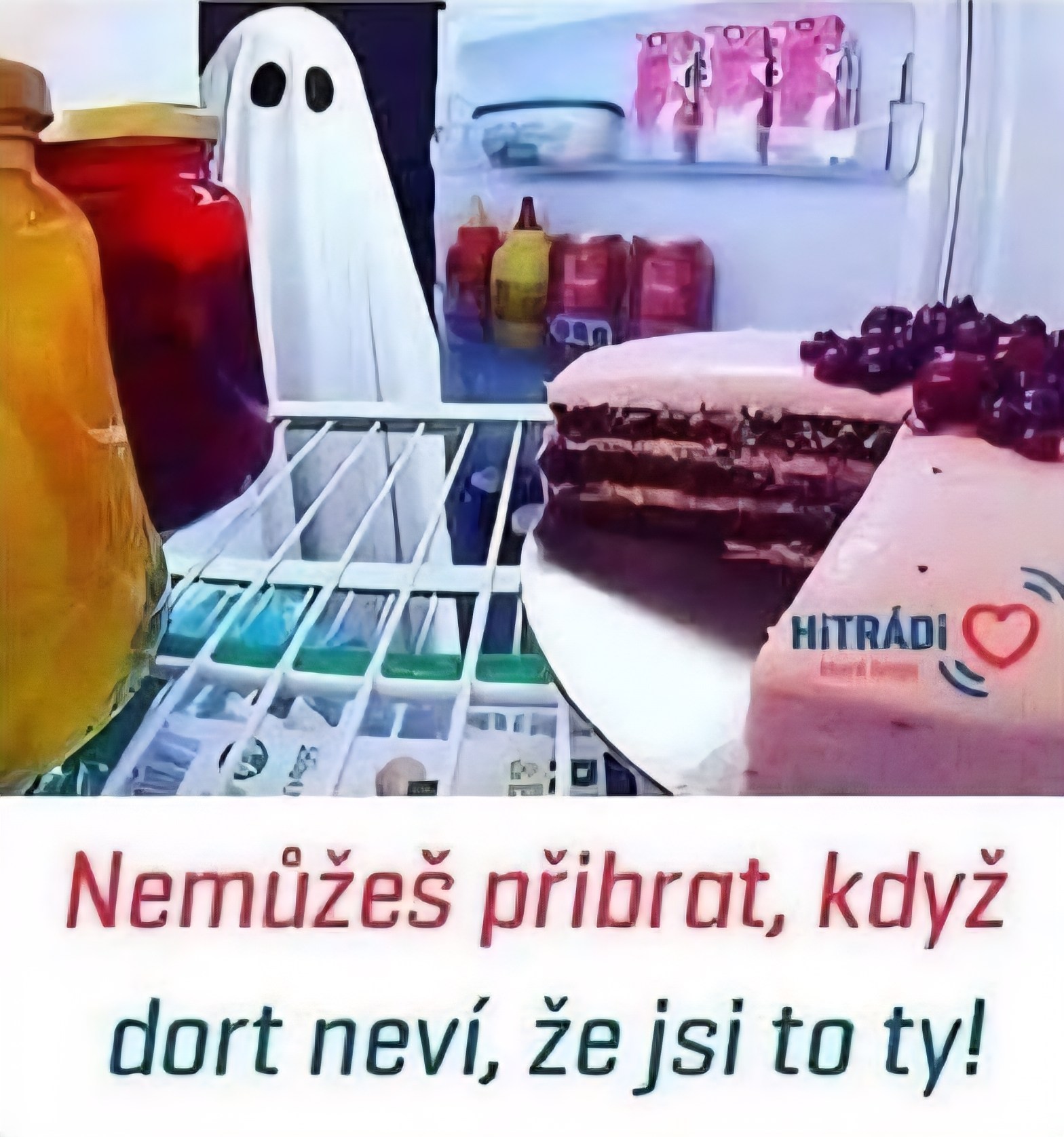 Duch v chladničke pri torte s nápisom Nemôžeš pribrať, keď torta nevie, že si to ty!