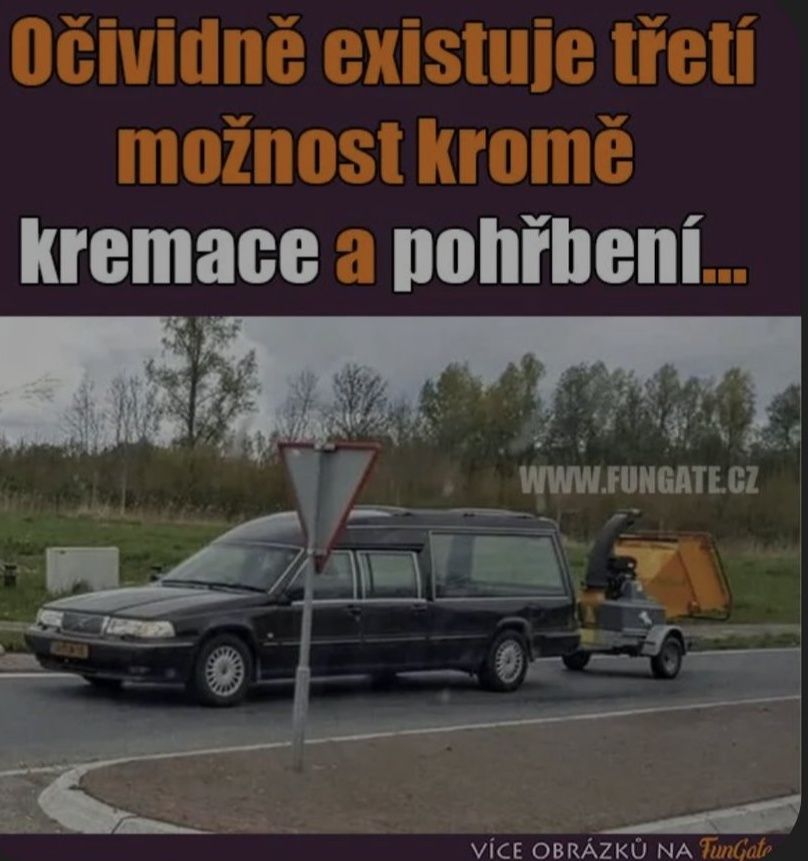 Pohrebné auto ťahá drvič dreva na ceste, s humorným textom o tretej možnosti namiesto kremácie či pohrebu.