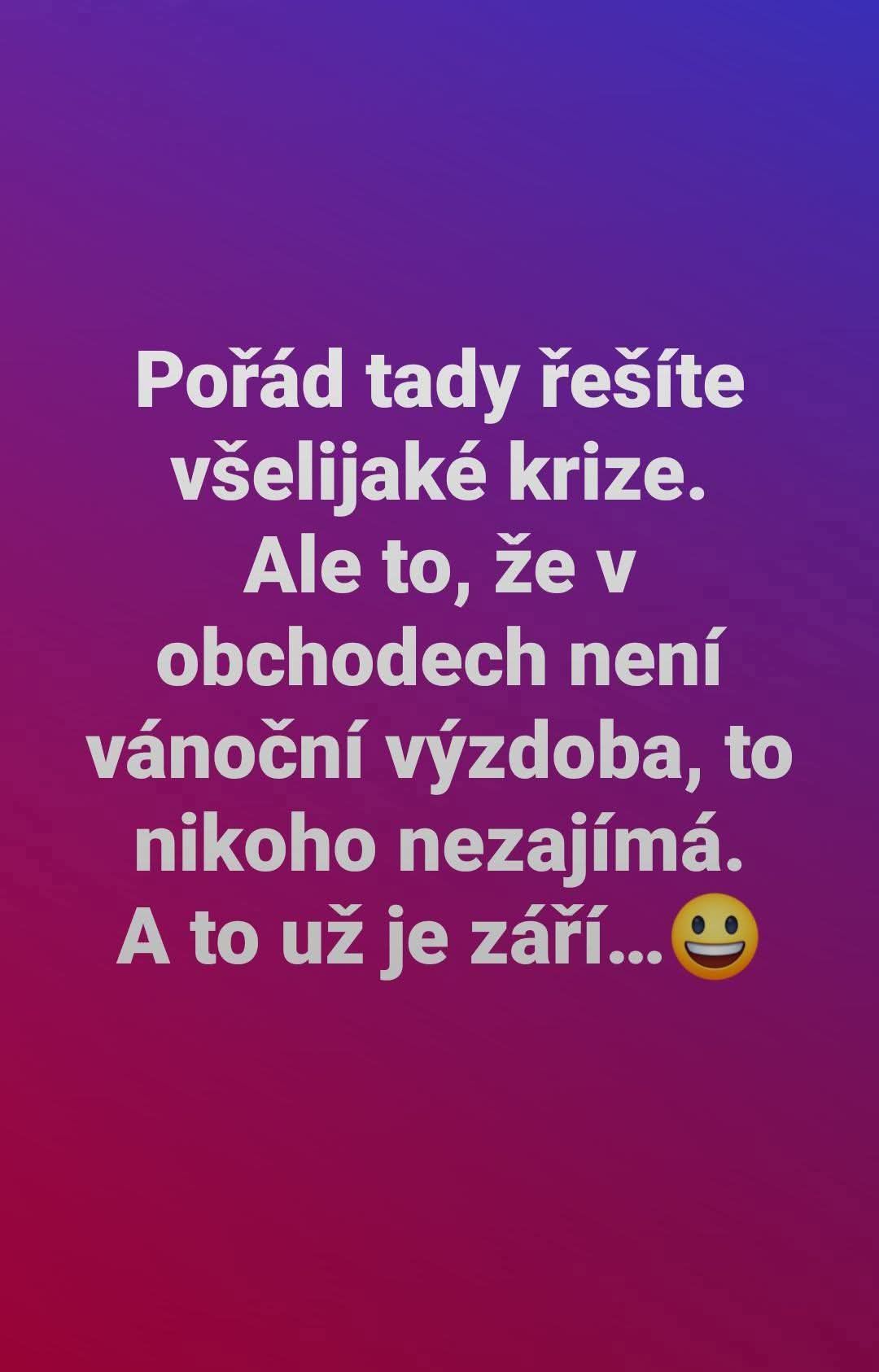 Text na dúhovom pozadí: V obchodoch stále chýba vianočná výzdoba, a to už je september, na rozdiel od iných tém. 😊