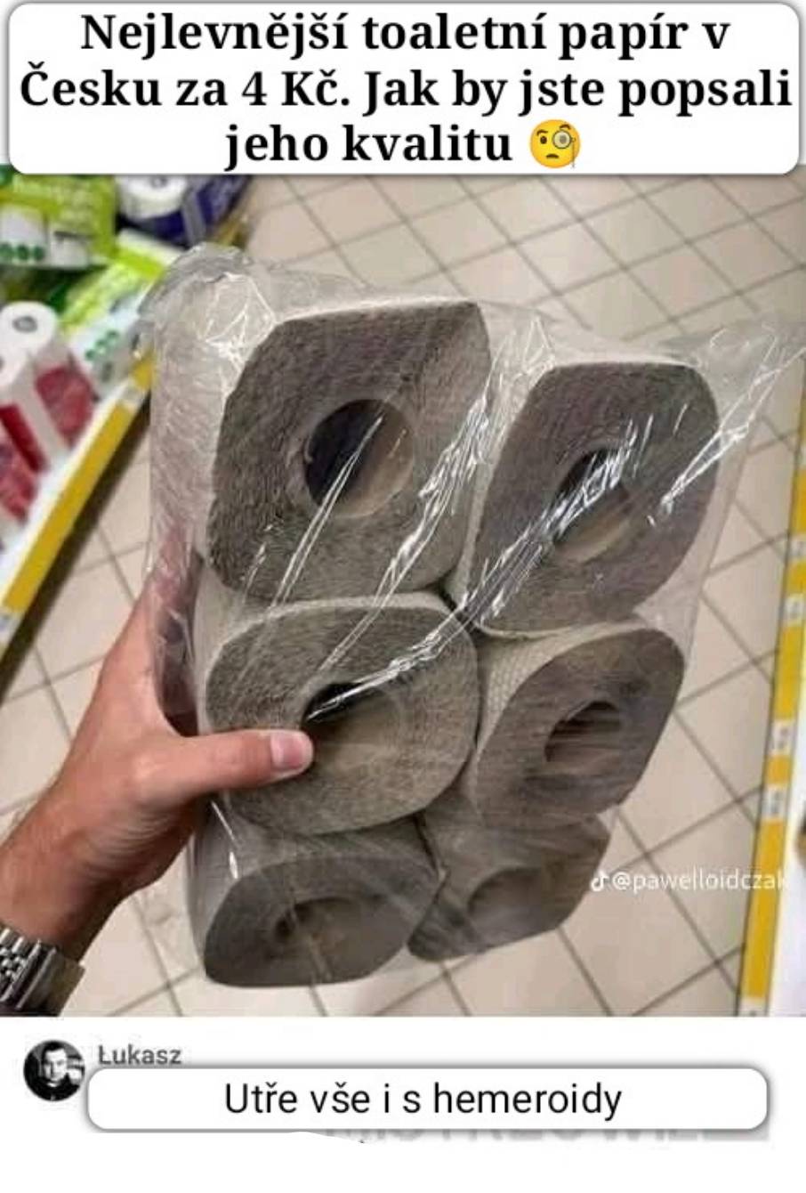 Balenie lacného toaletného papiera z obchodu v Česku, o ktorého kvalite sa diskutuje vtipným komentárom.