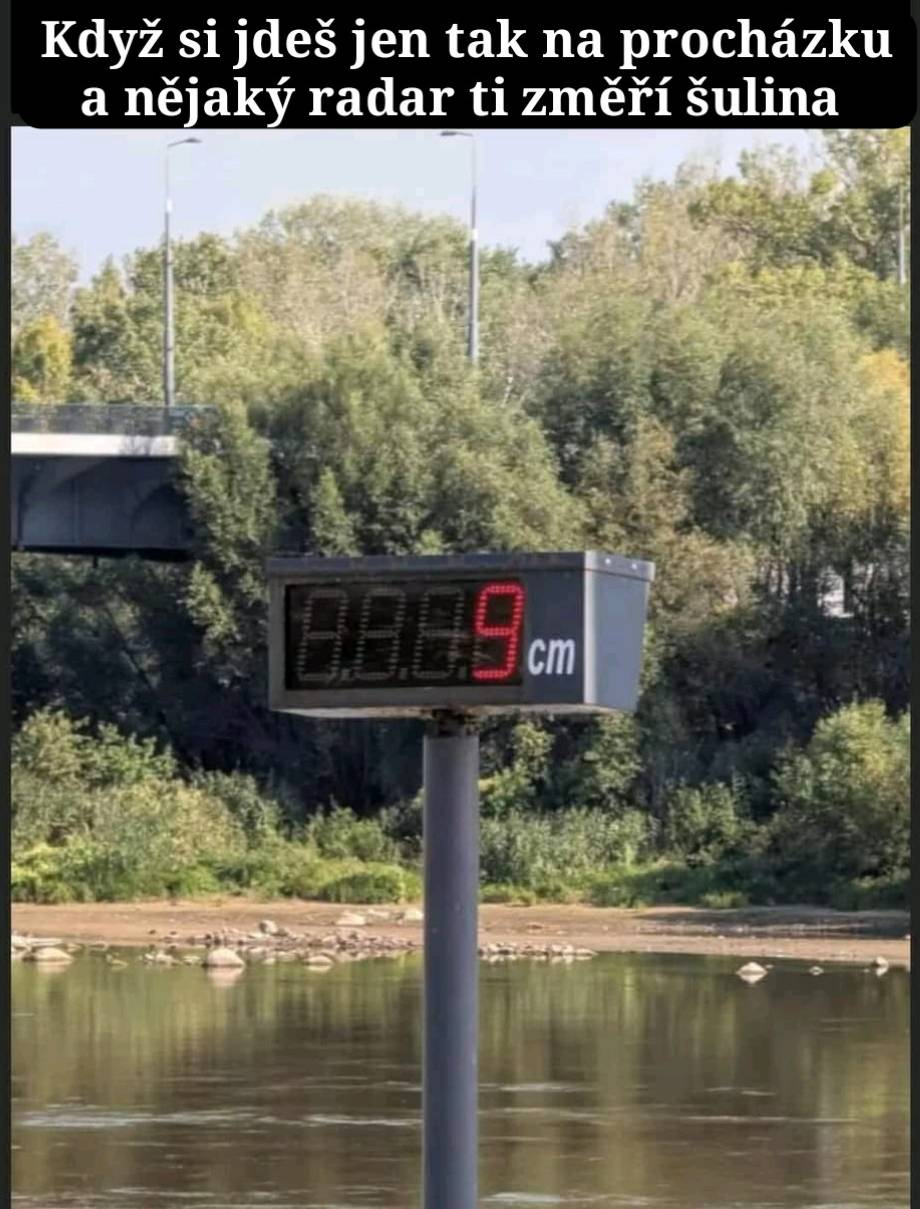 Zobrazenie humornej situácie s radarom merajúcim blízkosť objektov nad riekou v prírodnom prostredí.