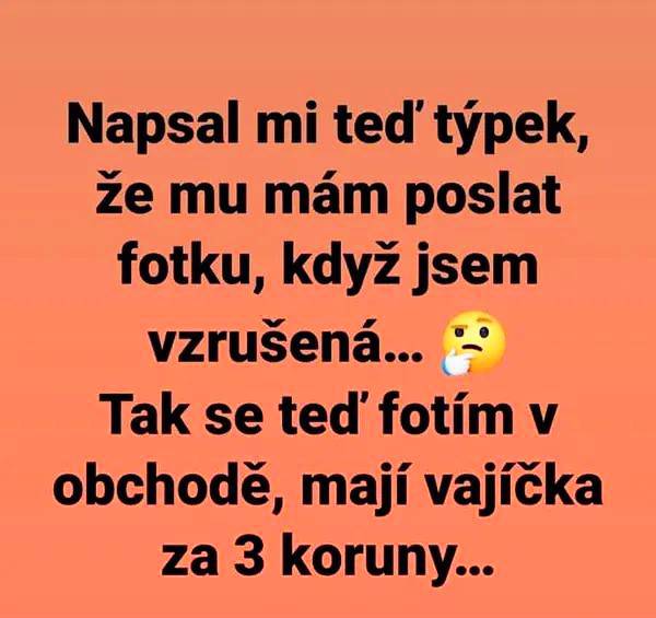 Žartovný text na oranžovom pozadí o fotení sa v obchode kvôli lacným vajíčkam.