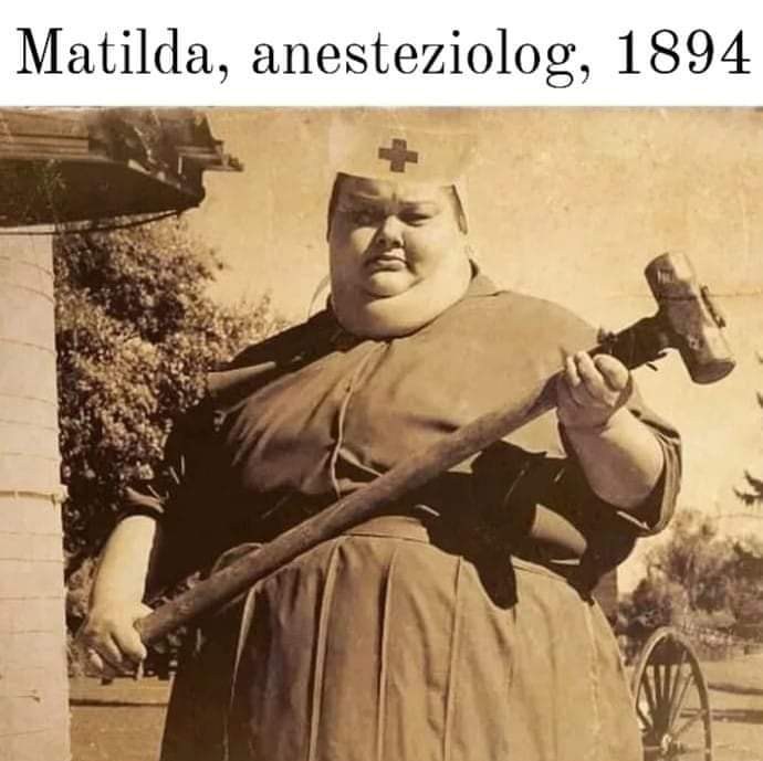 Osoba v retro uniformě drží veľké kladivo na historickej fotografii s nápisom Matilda, anesteziolog, 1894.