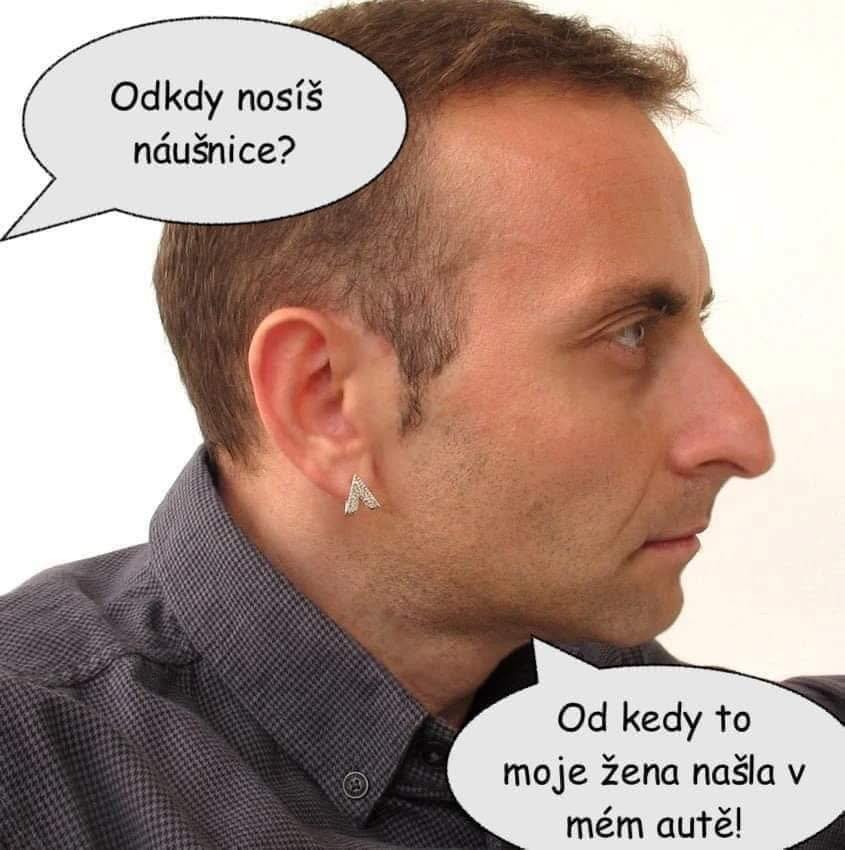 Muž s náušnicou odpovedá na otázku, odkedy ju nosí, vtipne odkazuje na situáciu s manželkou a nález v aute.
