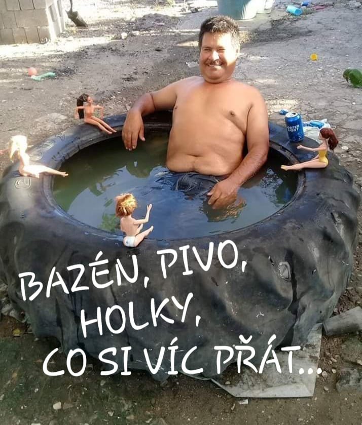 Muž relaxuje v provizórnom bazéne z pneumatiky s bábikami a plechovkou piva.