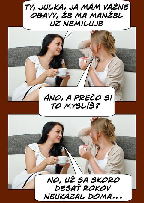 Dve ženy so šálkami vtipne diskutujú, či manžel jednej z nich ju stále miluje, na sedačke v obývačke.