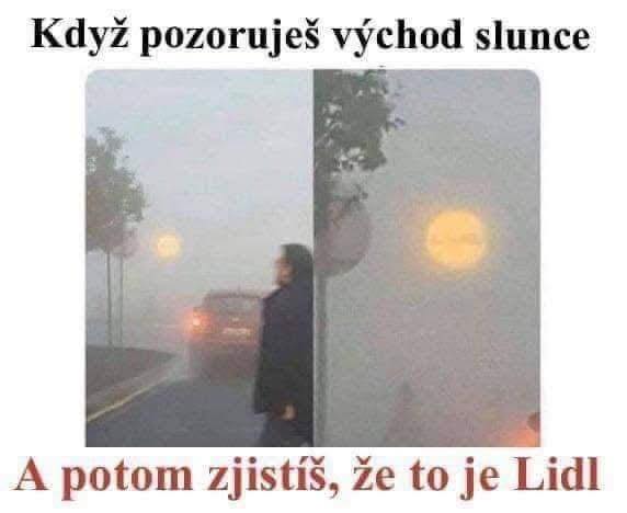 Ľudia v hmle si mýlia svetlo hypermarketu s východom slnka.