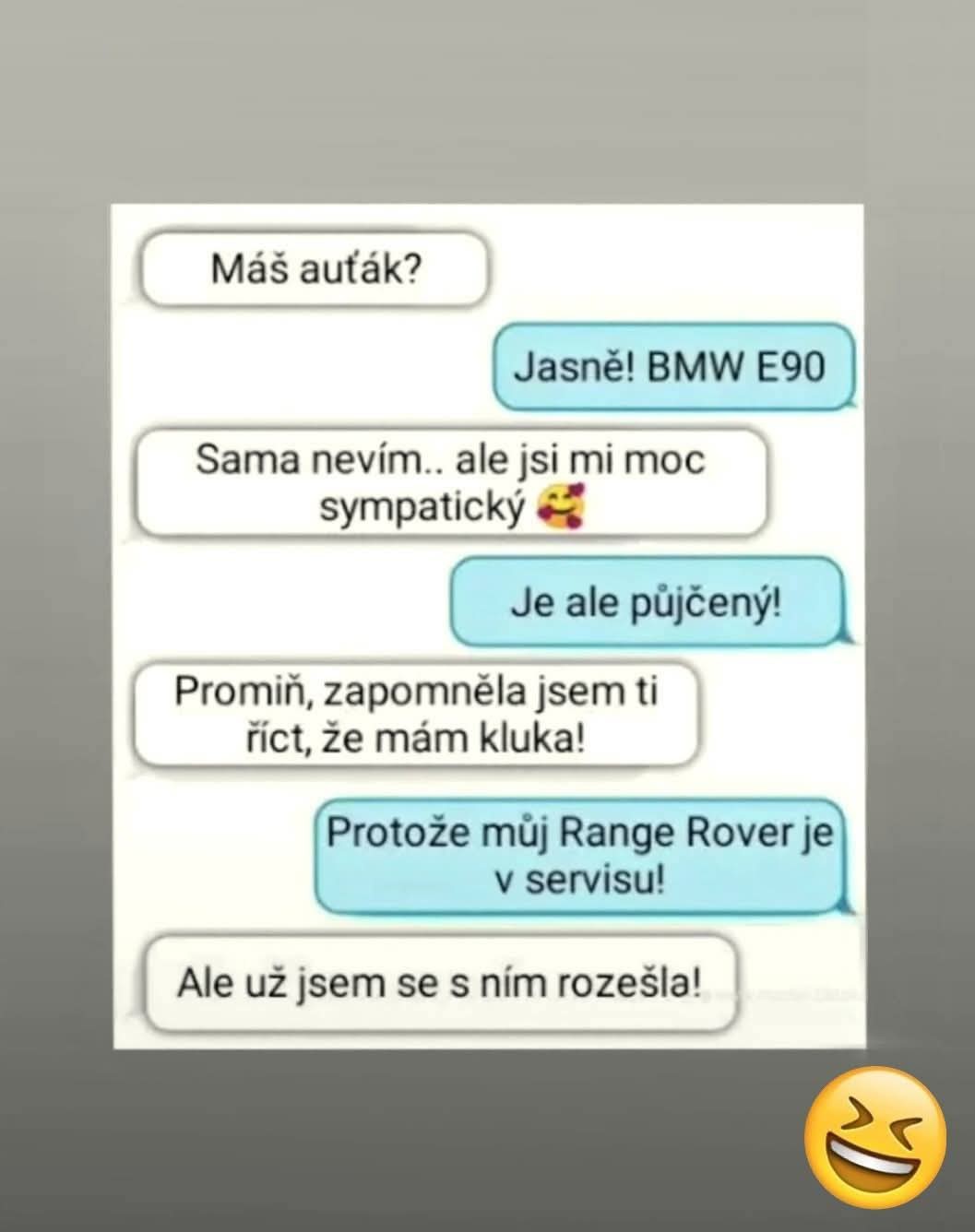 Smiešný rozhovor o autách a vzťahoch plný irónie a nečakaných priznaní, správa v bublinách na svetlom pozadí.