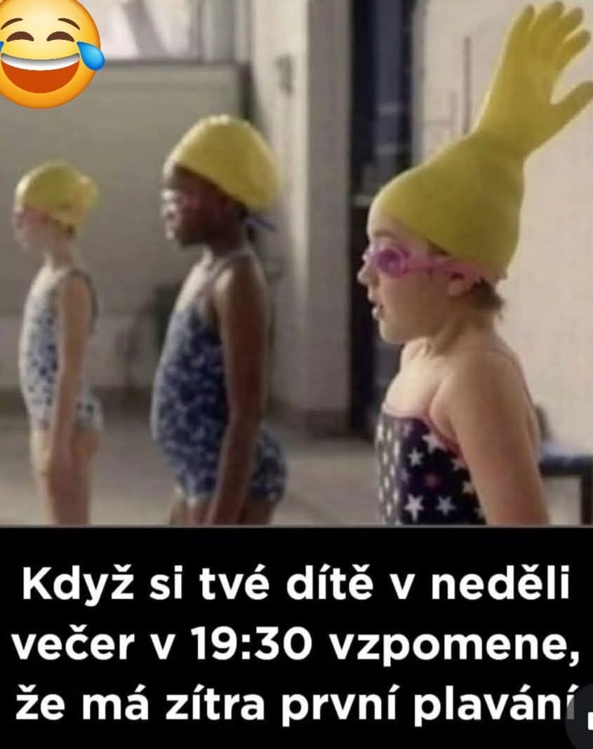 Deti sú pripravené na plávanie s komickými plaveckými čiapkami; nečakaný štýl na prvú hodinu plávania. Emoji sa smeje.