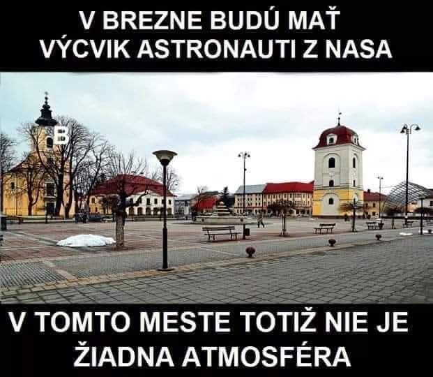 Pusté námestie v Brezne s vtipným textom o výcviku astronautov NASA, chýbajúca atmosféra.