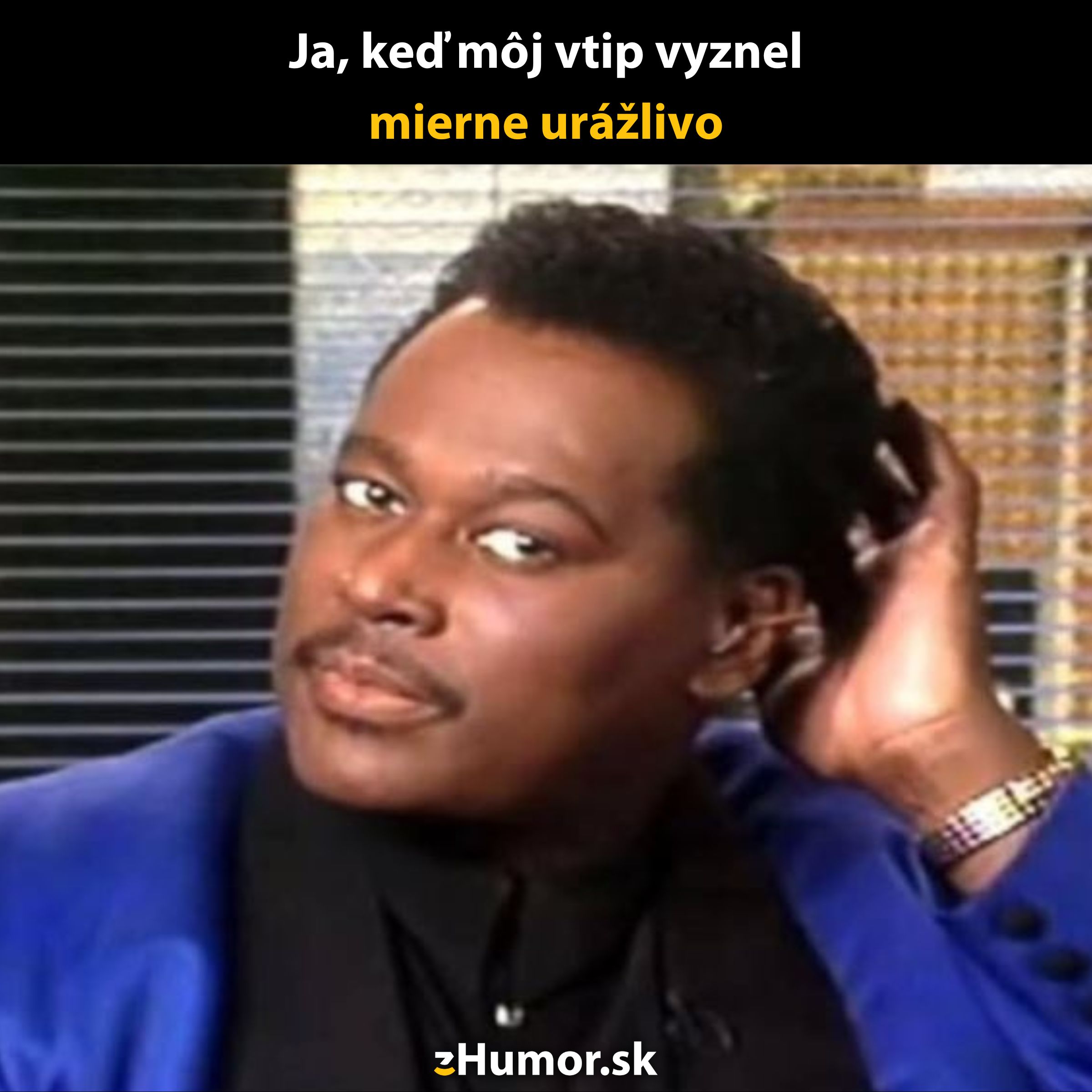 Osoba s výrazom obáv pri neúmyselne urážlivom vtipe, text: Ja, keď môj vtip vyznel mierne urážlivo.