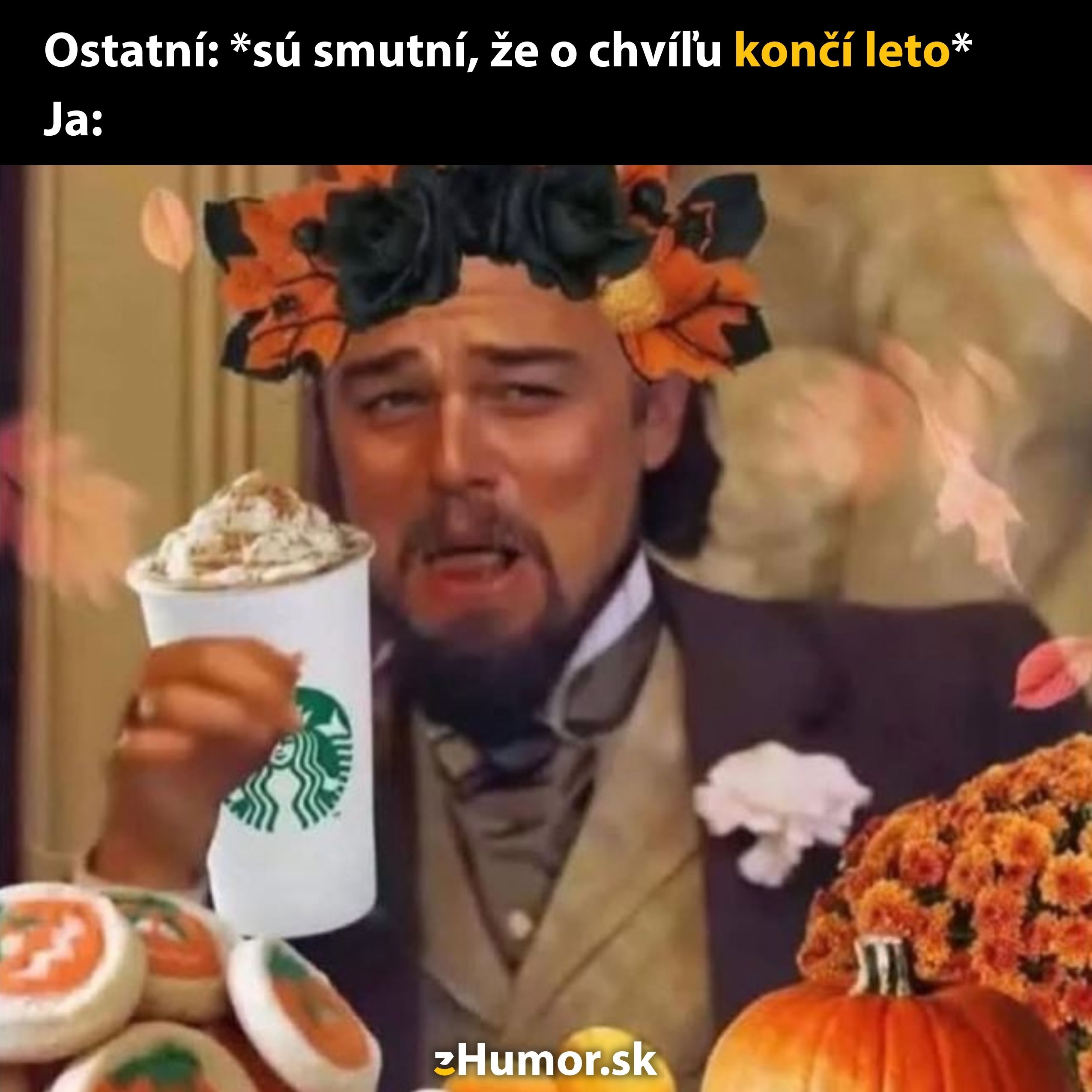 Muž oslavuje príchod jesene s kávou, tekvicou a kvetmi, zatiaľ čo iní smútia za koncom leta.