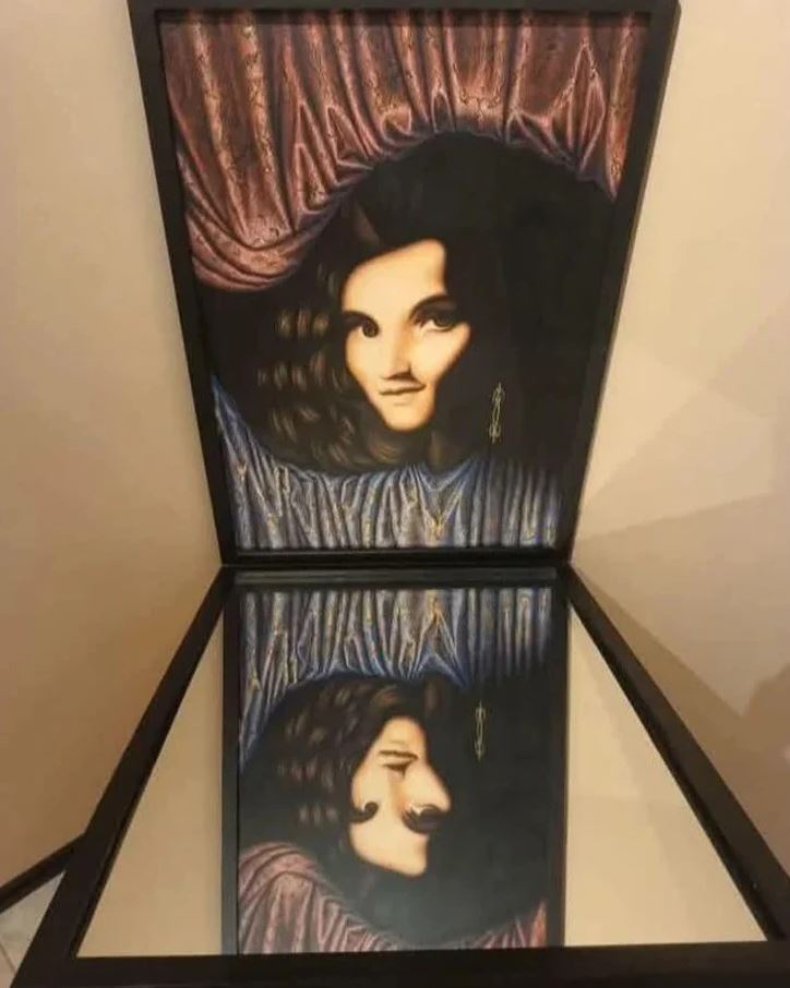 Obrázok optickej ilúzie - rovnaký portrét vyzerá ako žena a zároveň ako muž s fúzmi v zrkadle.