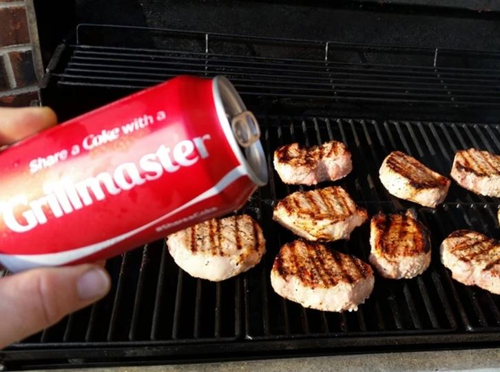 Plechu grilovať sa sviežo s plechovkou so značkou Grillmaster a šťavnatými grilovanými medailónkami.