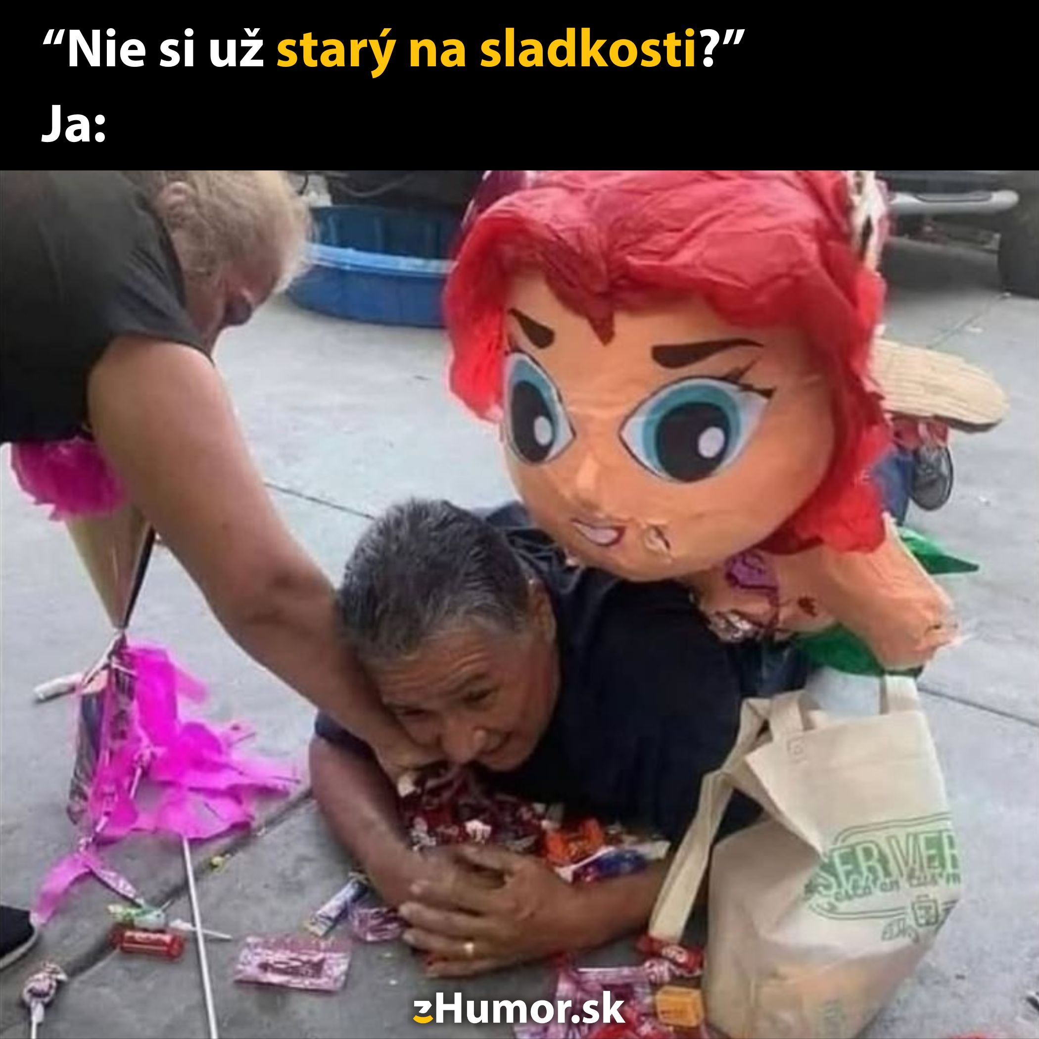 Muž leží na zemi pokrytý sladkosťami, zatiaľ čo ho niekto drží. Piňata vedľa neho.