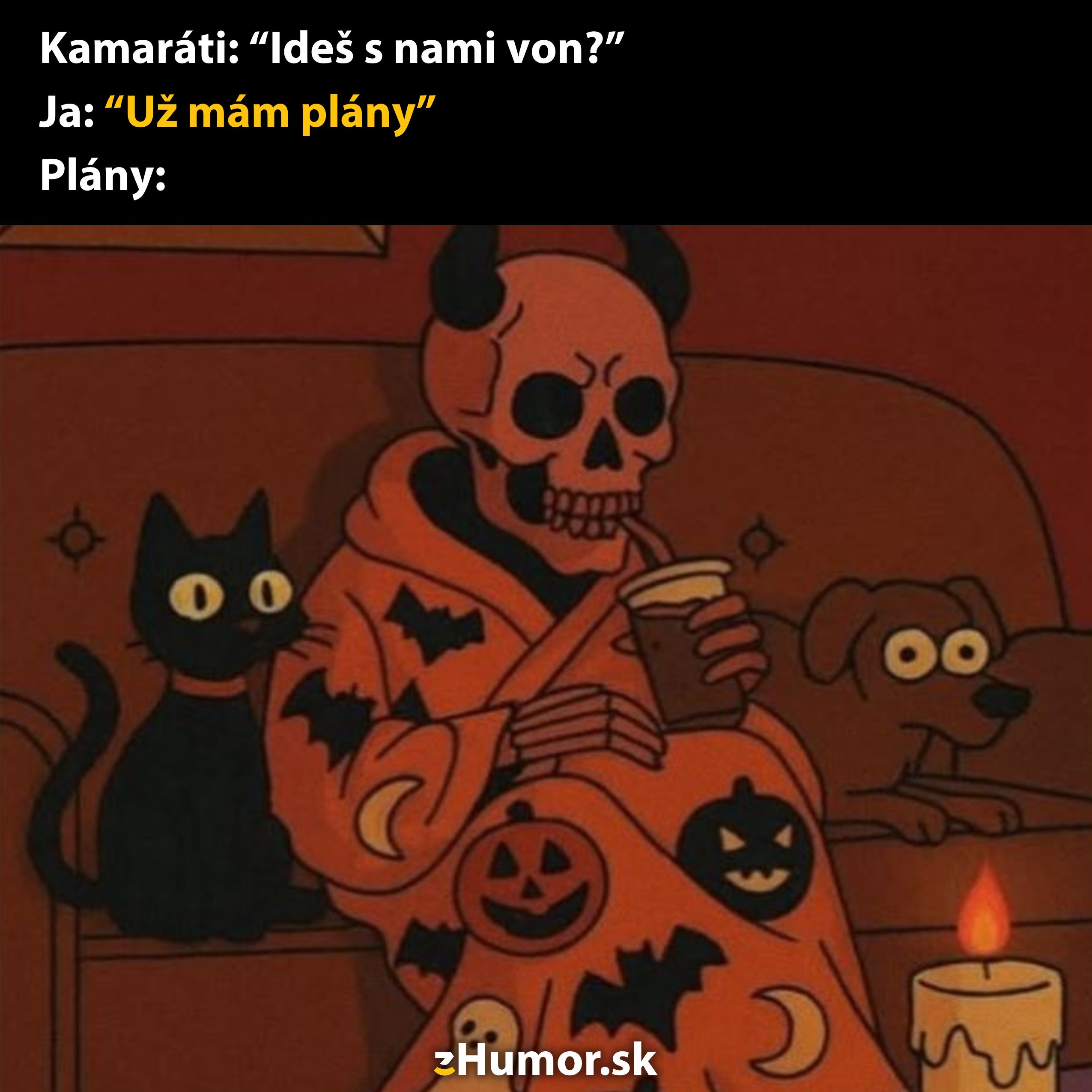 Kostýmovaná postava s rúžkami a pohárom sedí na gauči, obklopená mačkou a psom v halloweenovskej atmosfére.