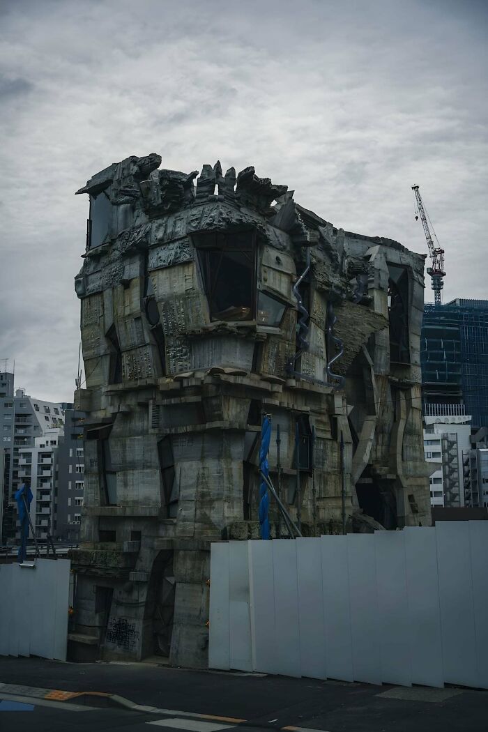 Unikátna moderná stavba vo výstavbe s industriálnymi prvkami v mestskom prostredí.