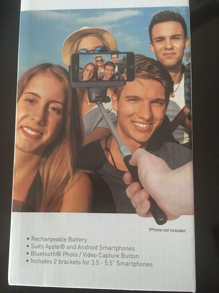 Skupina mladých ľudí robí selfie so smartfónom na selfie paličke, slnečný deň.