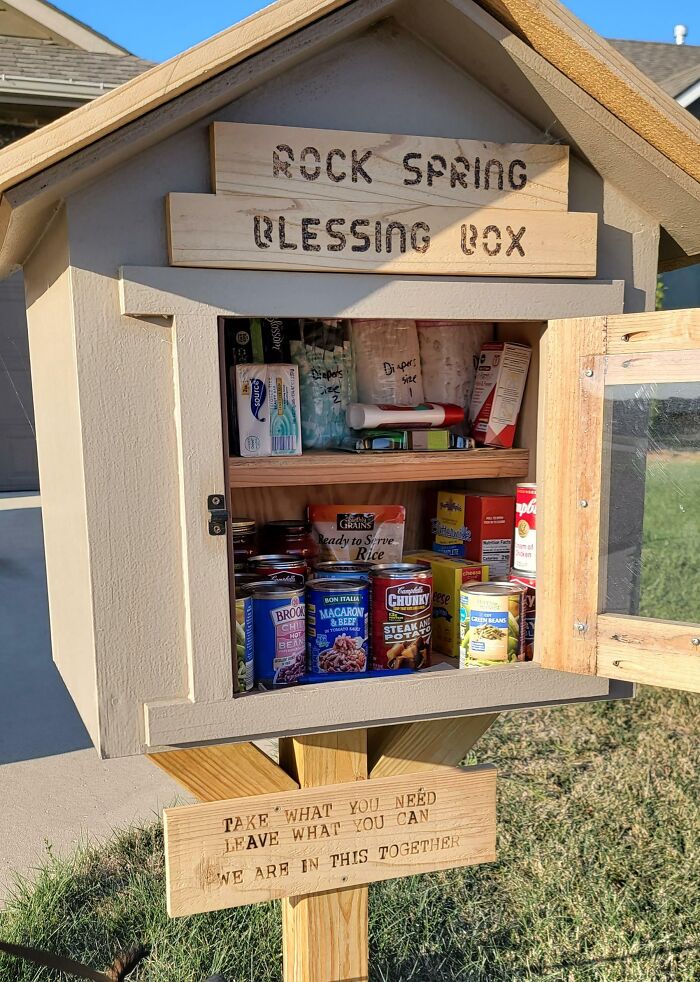 Verejná skrinka so základnými potravinami pre zdieľanie v komunite, názov na skrinke: Rock Spring Blessing Box.