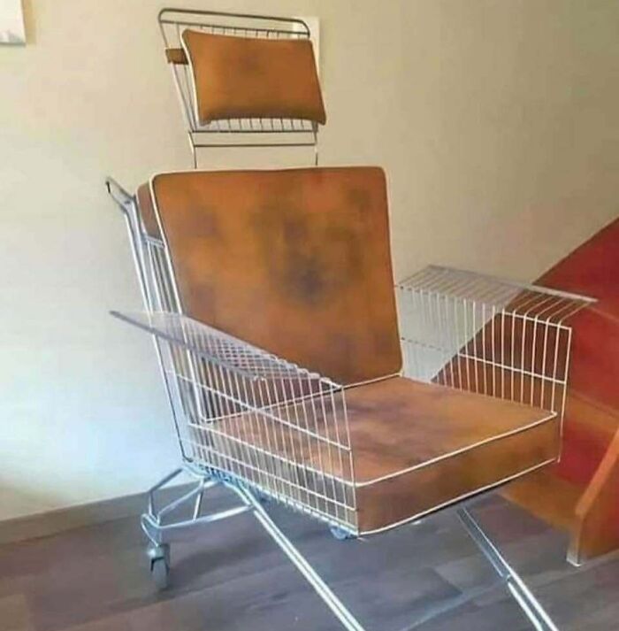 Nákupný vozík premenený na pohodlné kreslo s hnedým čalúnením v interiéri. Kreatívny dizajn nábytku.