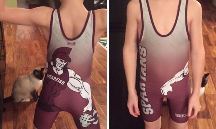 Mladík v zápasníckom dresu s motívom Spartans pózuje v interiéri.