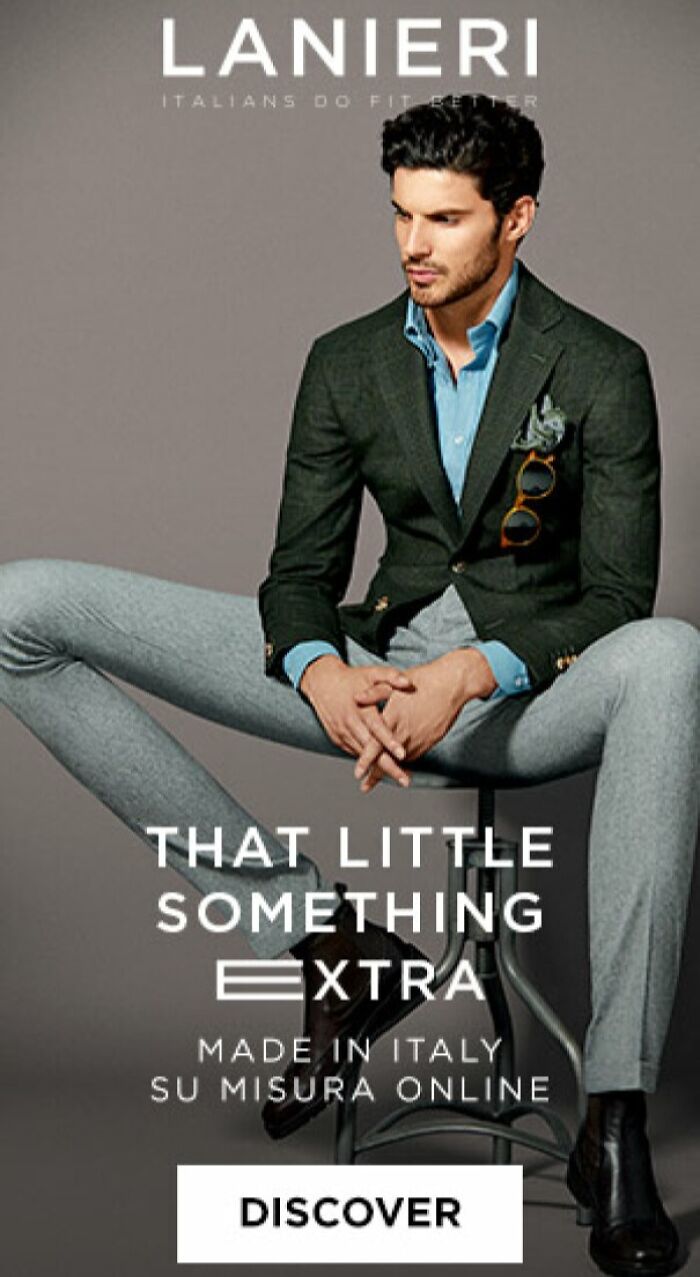 Elegantný muž v talianskom obleku Lanieri, sedí na stoličke, oblek s doplnkami.