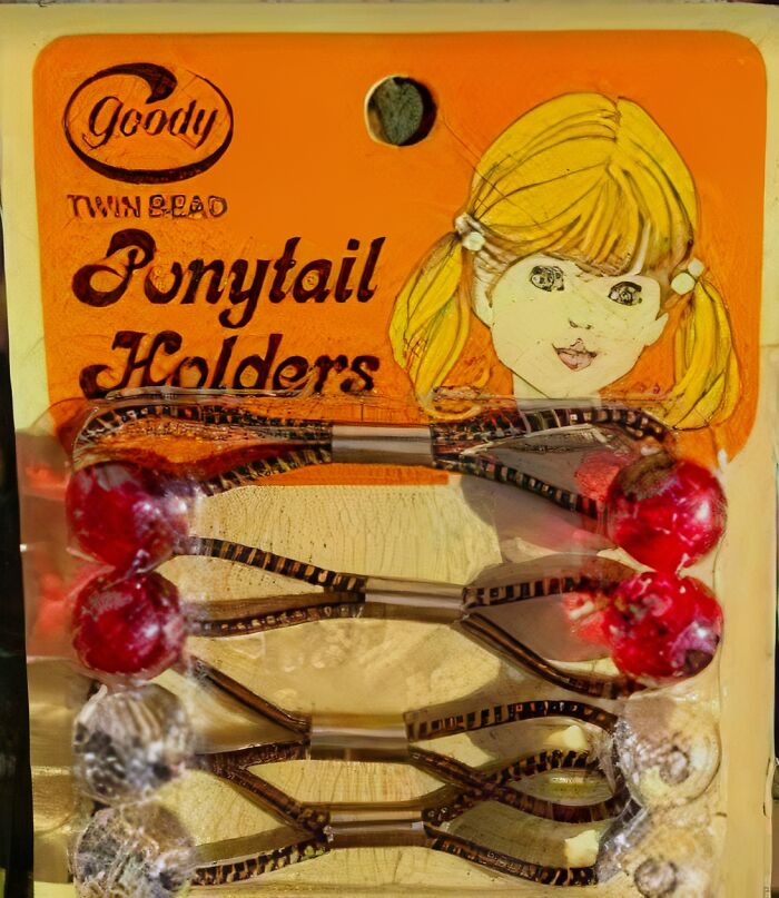 Retro balenie držiakov na copíky s ilustráciou dievčatka na oranžovom pozadí.