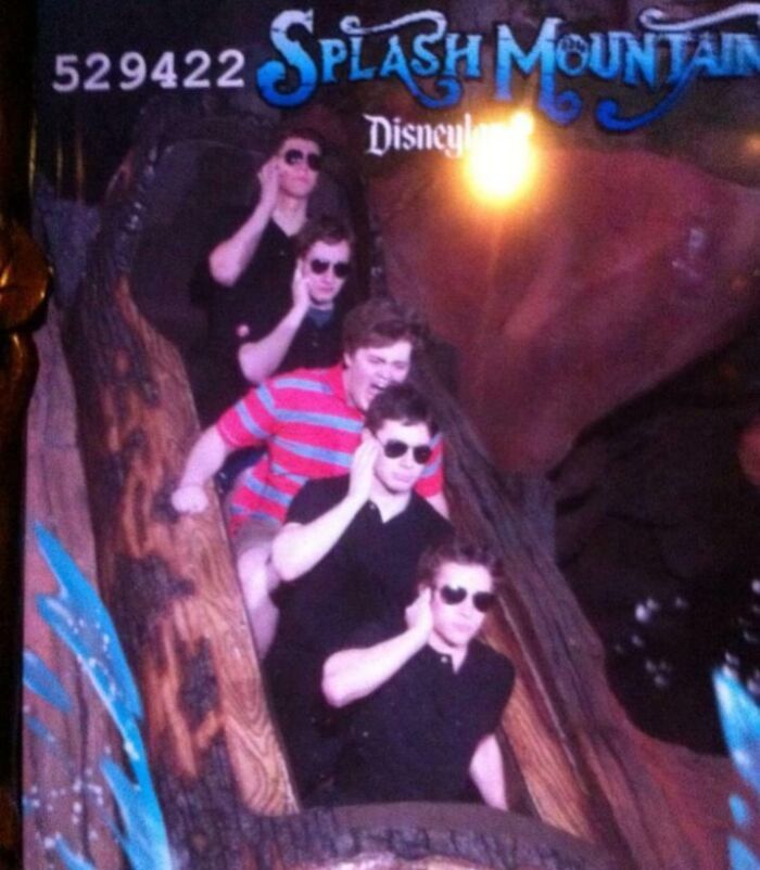 Štvorica mužov na Splash Mountain jazde v Disneylande, všetci s okuliarmi, držia si tváre pre dramatický efekt.