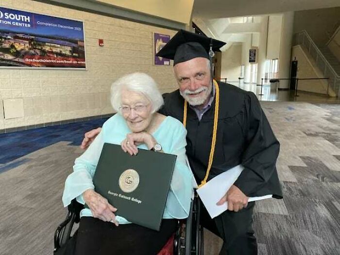 Staršia žena so seniorským absolventom oslavujú promóciu na vysokej škole.