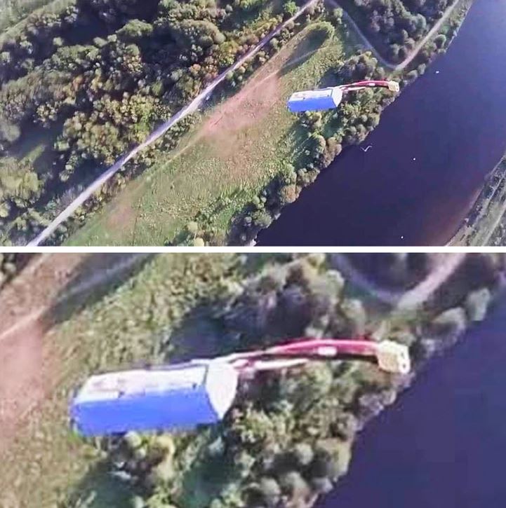 Nadmorský pohľad na strechu autobusmi s cestičkou vedľa rieky, zameraný na zaujímavú perspektívu krajiny.