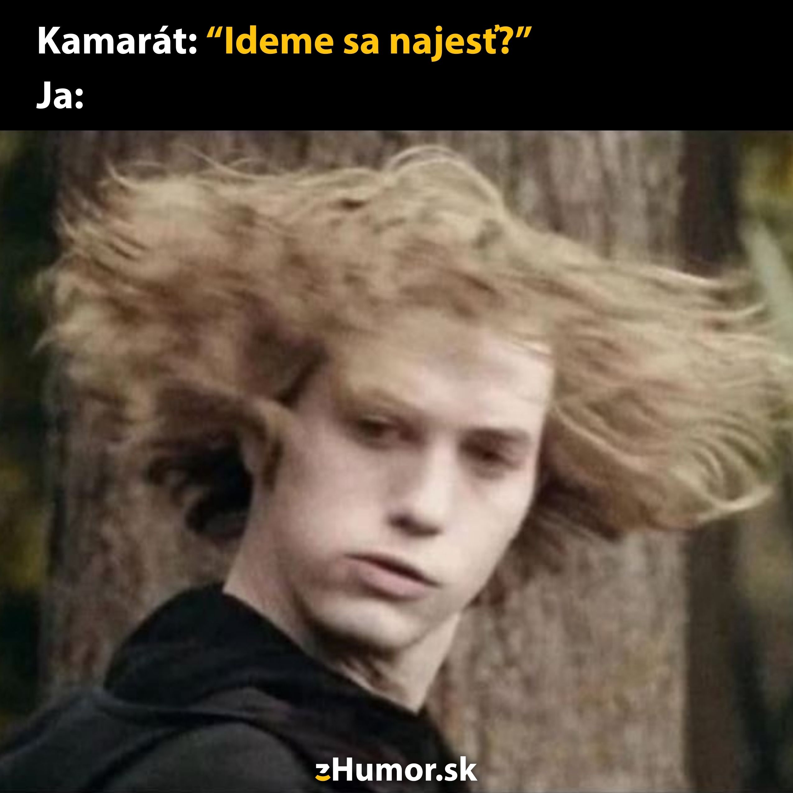 Osoba rýchlo reagujúca na otázku o jedle s výrazom dychtivosti, na humornom obrázku.