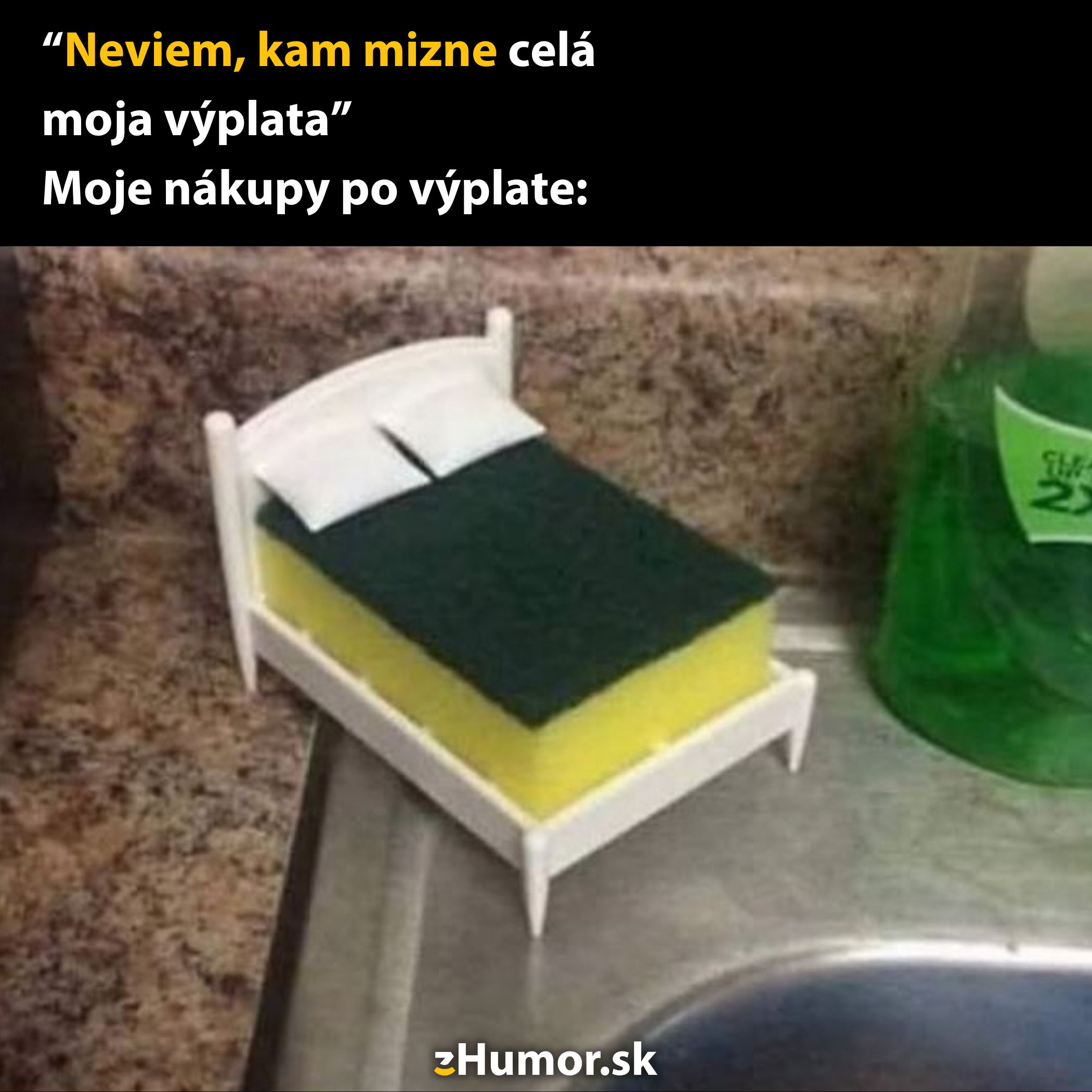 Špongia vo forme postele na dreze, s vtipným textom o miznúcej výplate a nákupoch.