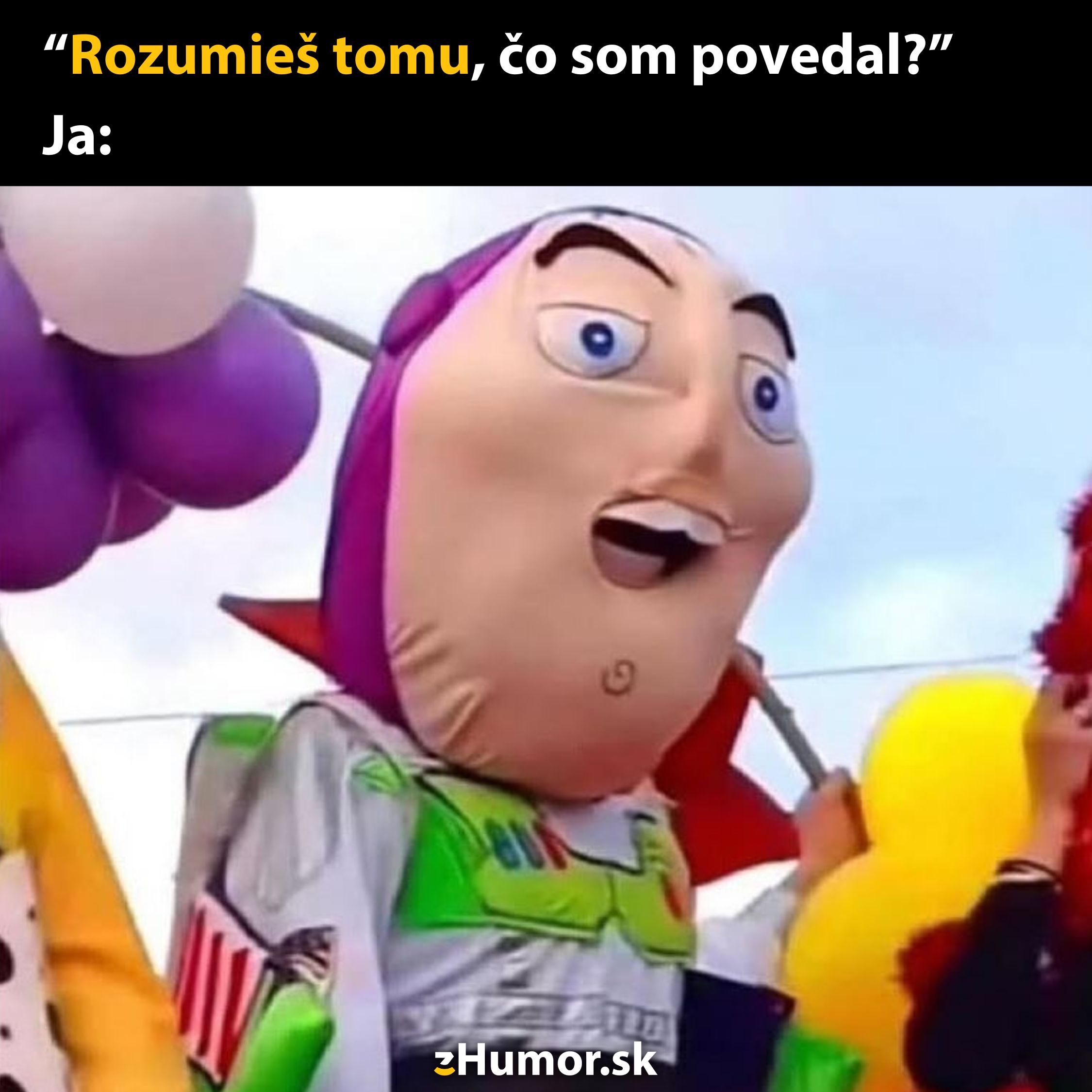 Paródia na postavu v kostýme s prekvapeným výrazom medzi farebnými balónmi.