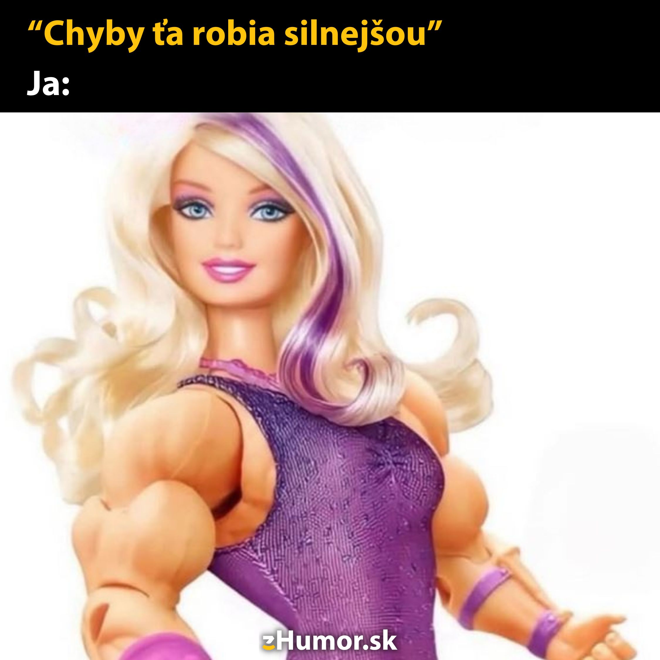 Bábika s kulturistickými svalmi ako reakcia na frázu Chyby ťa robia silnejšou pre vtipný efekt.