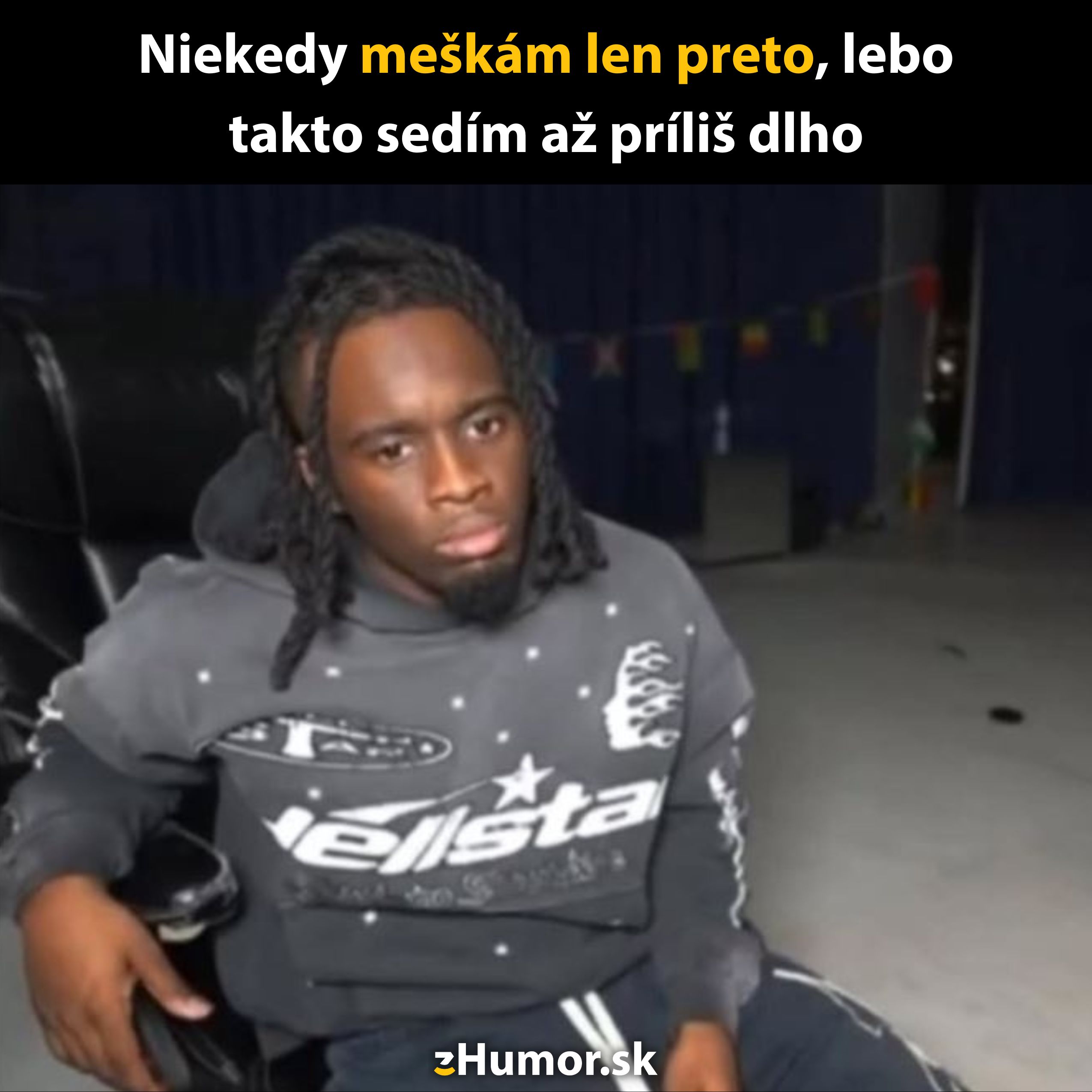 Muž v čiernej mikine sedí zamyslene na kresle s textom o meškaní pre dlhé sedenie.