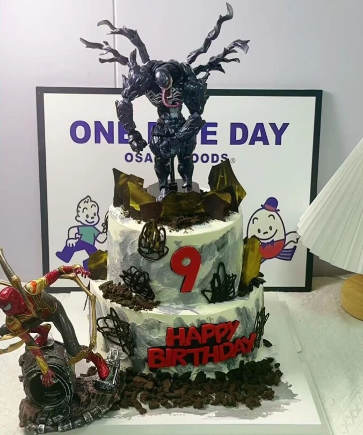 Dort s motívom superhrdinov s figúrkami, číslom 9 a nápisom Happy Birthday.