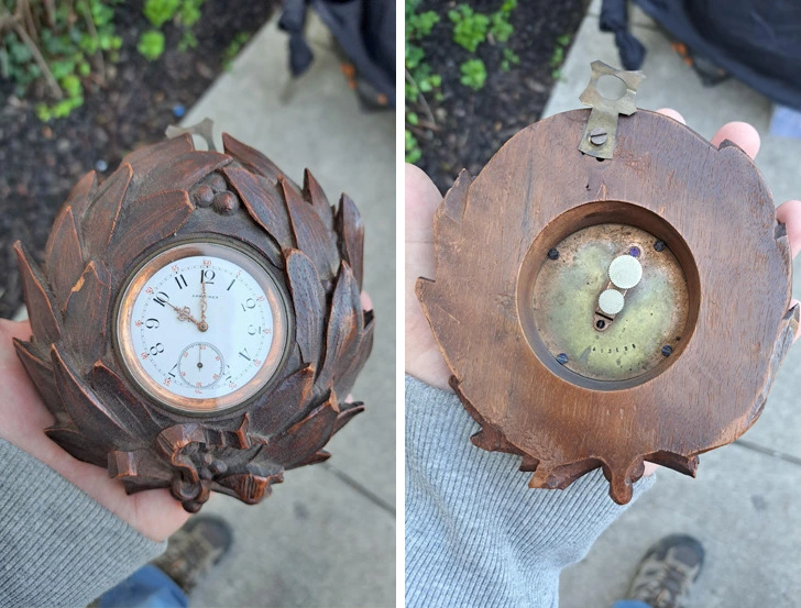 Zadná a predná strana starožitných vreckových hodín osadených v drevenom púzdre s listovým dizajnom.