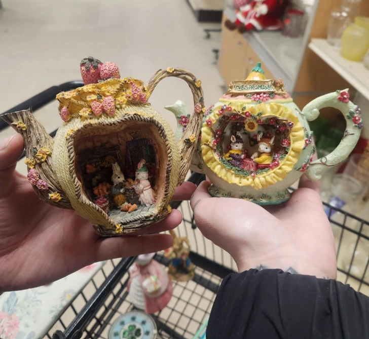 Dekoratívne kanvice s postavičkami zvierat vystavené v obchode, umelecké a detailne prepracované exponáty.