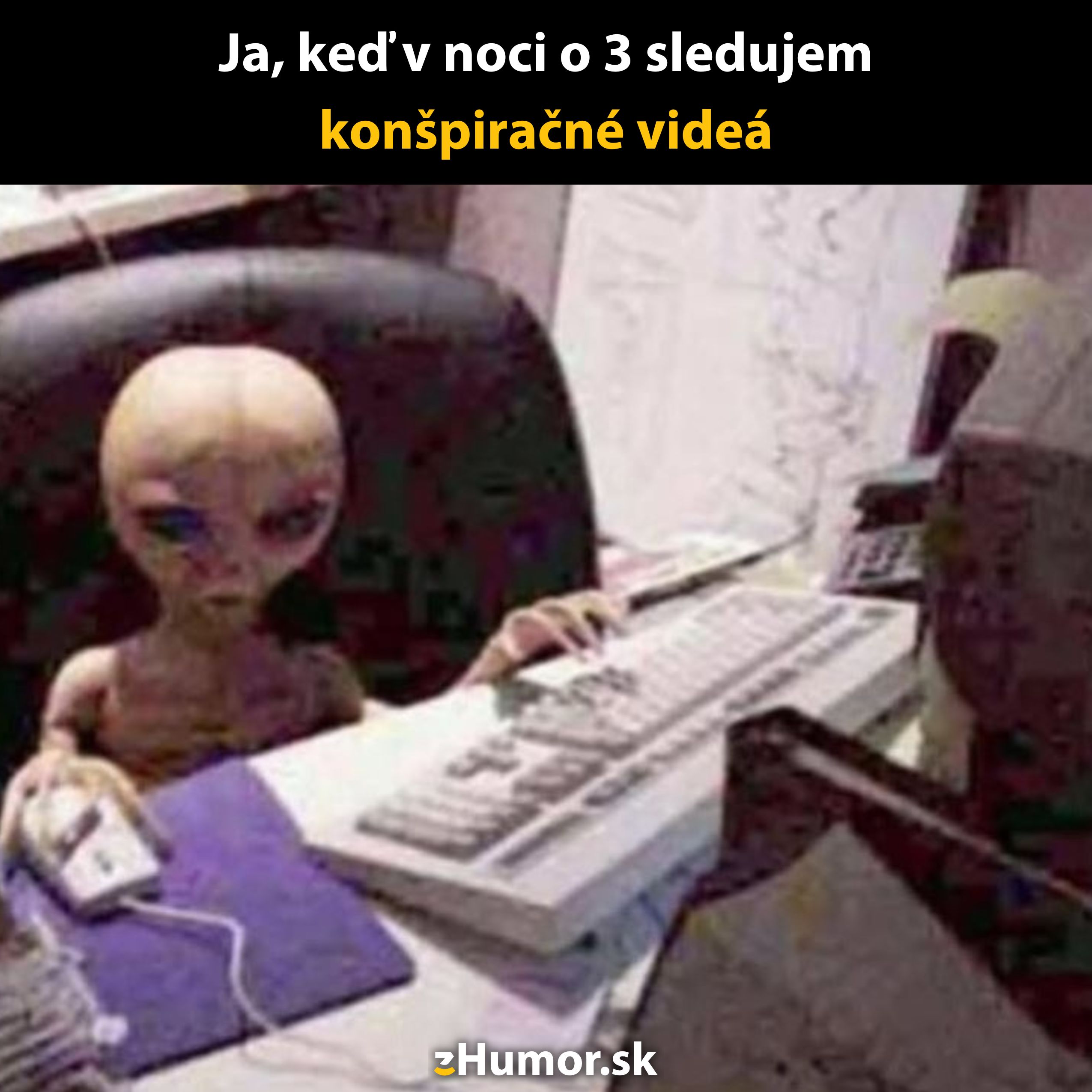 Cudzinec sedí pri počítači v noci pri sledovaní konšpiračných videí, zábavný pohľad na nočné bádanie.