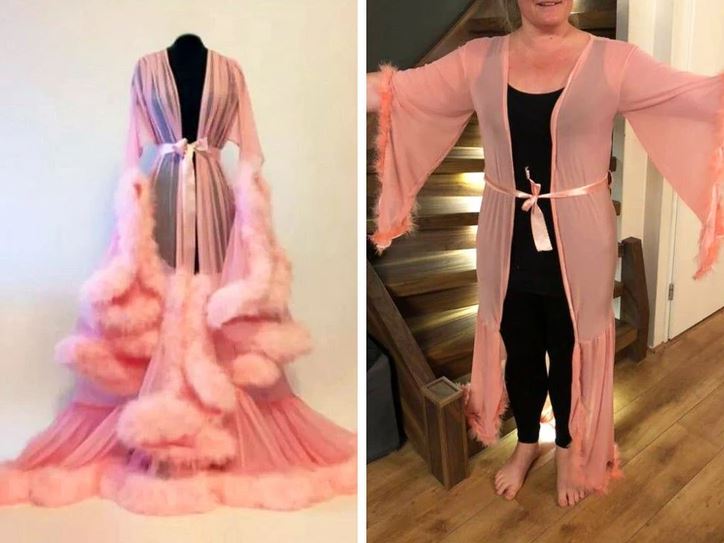 Ružový župan s bohatým kožušinovým lemovaním vedľa podobného županu na modeli.