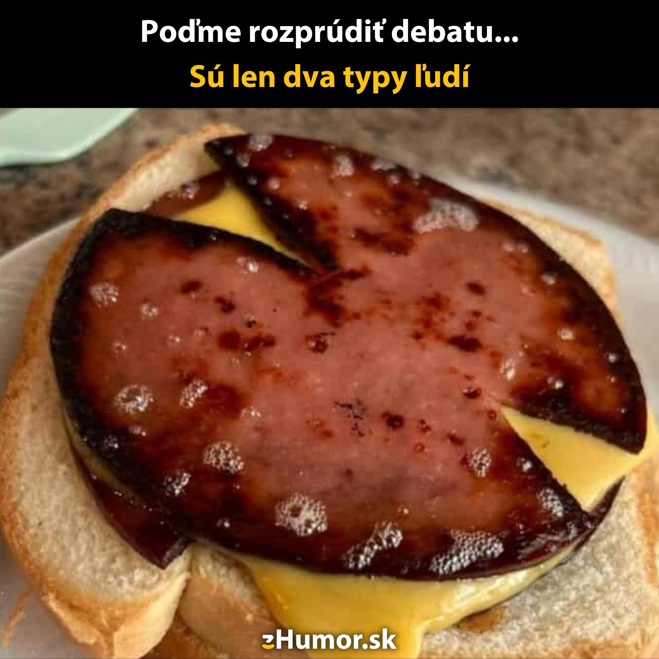 Grilovaná saláma a syr na chlebe - vtipný začiatok diskusie o správnom štýle raňajok.