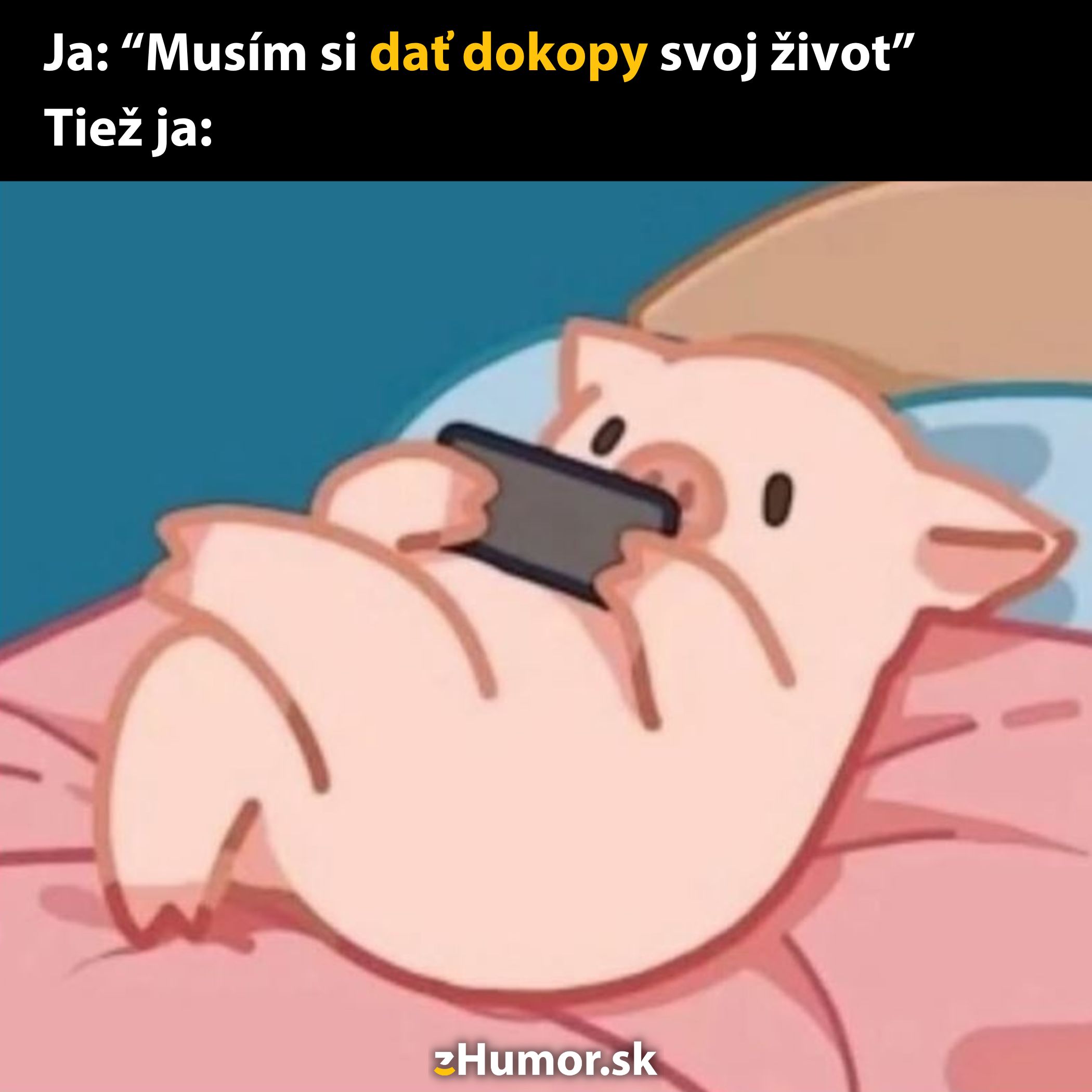 Prasiatko ležiace na posteli so smartfónom v ruke, text: Musím si dať dokopy svoj život. Tiež ja.