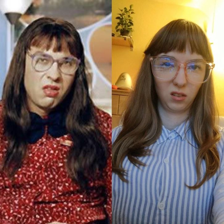 Dve ženy s rovnakými účesmi a okuliarmi, jedna pri stolíku, druhá v žltej miestnosti.