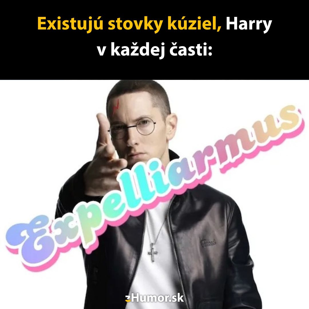 Osoba s čarodejníckou tématikou a nápisom Expelliarmus sa zabavným nádychom na bielom pozadí.