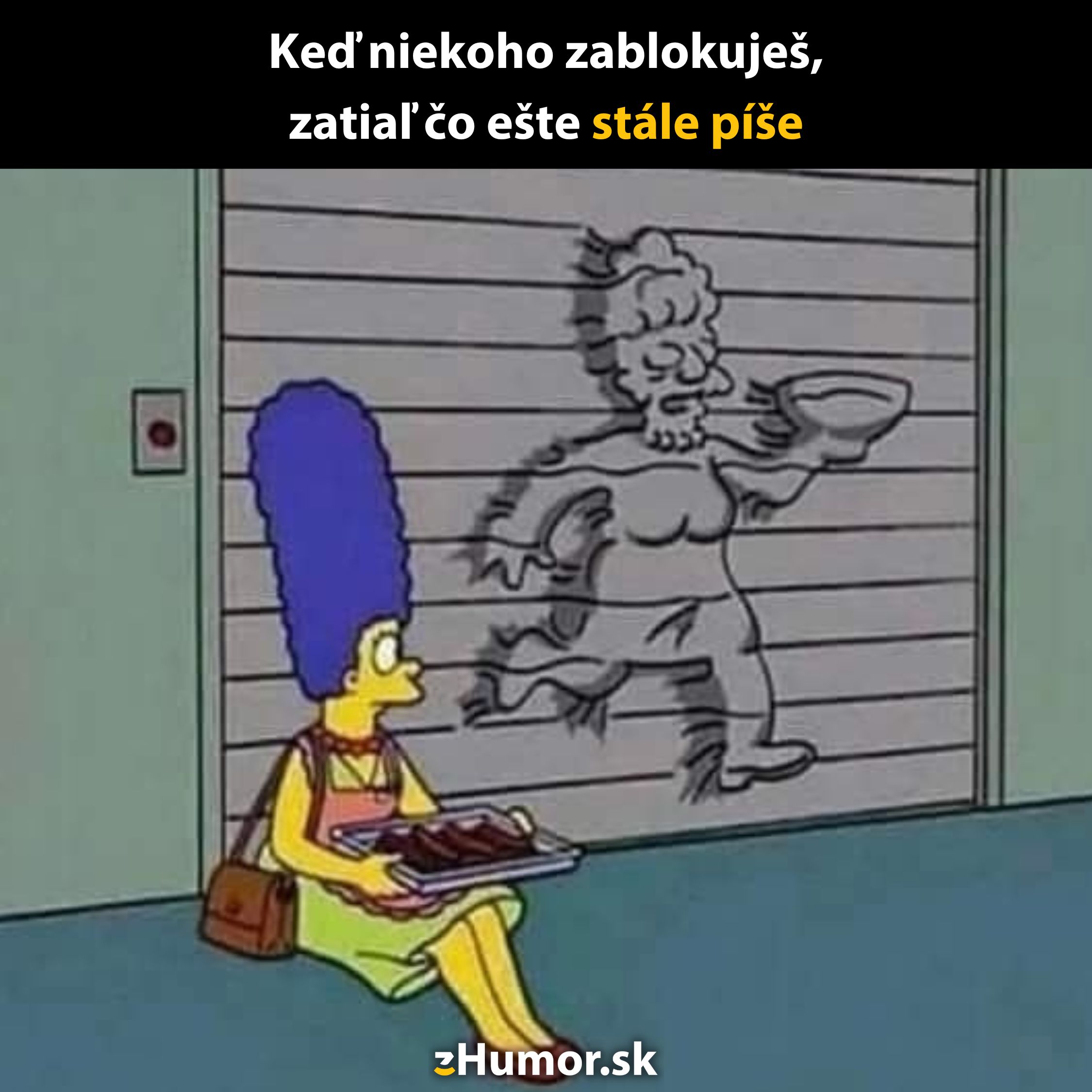 Žena s modrými vlasmi sedí s táckou koláčikov pred garážou, kde je namaľovaná postava cupitajúca s misou.